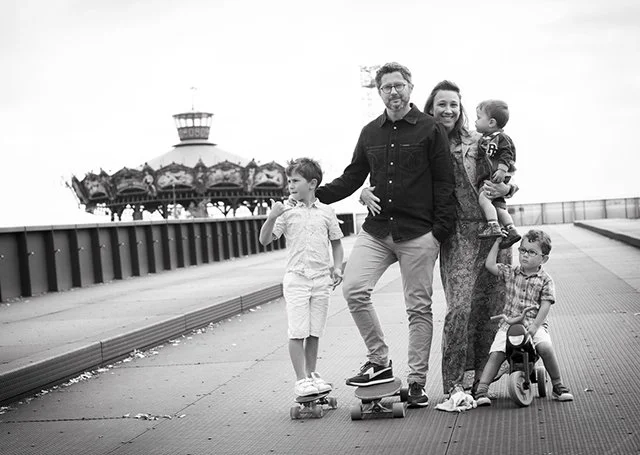 Portrait de famille  réalisé en exterieur à Nantes au Hangar à bananes par un photographe professionnel