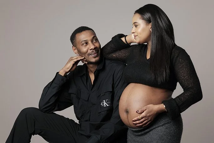 couple qui attend un bébé photographié dans un studio photo à Nantes