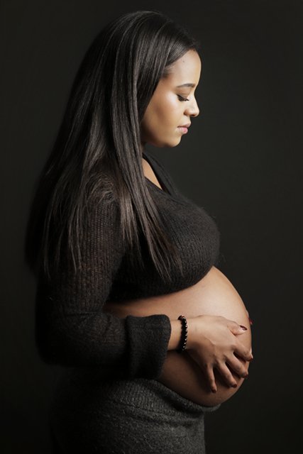 Portrait grossesse en studio réalisé par une photographe à Nantes