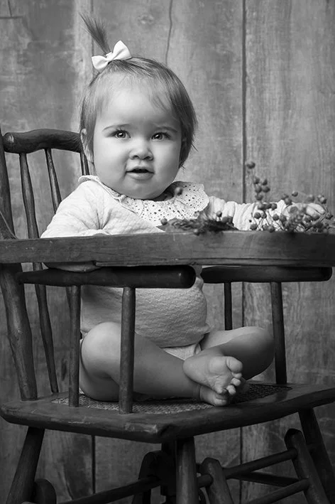 Portrait d'enfant en noir et blanc réalisée par une photographe famille à Nantes