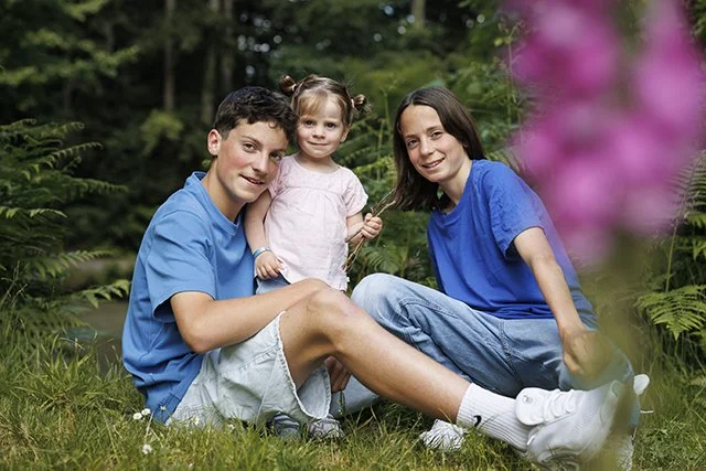 Portrait d'enfants  réalisé en exterieur à Sautron  près de Nantes par un photographe professionnel