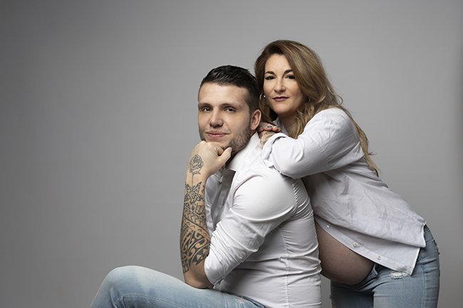 Séance photo grossesse en couple réalisée par une photographe à Nantes