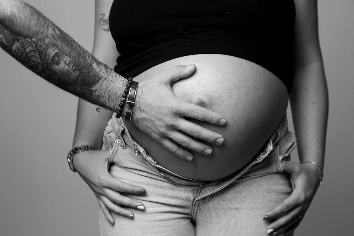 Photo de grossesse en noir et blanc réalisée à Nantes