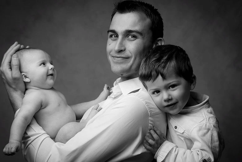 photo réalisée en studio pour un bébé et son papa 