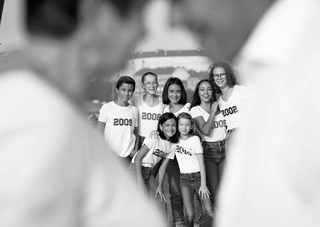 Portrait de cousins joyeux  réalisé en exterieur à Nantes au Hangar à bananes par un photographe professionnel