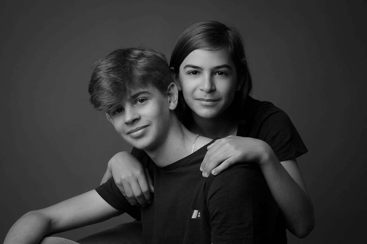portrait de fratrie réalisé en studio par un photographe près de Nantes