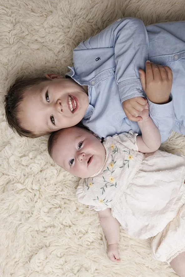 jolie photo de fratrie réalisée a Nantes par un photographe 