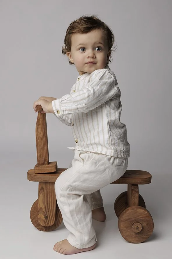 Portrait d’enfant réalisé en studio à Treillières près de Nantes avec accessoires vintage et lumière naturelle.