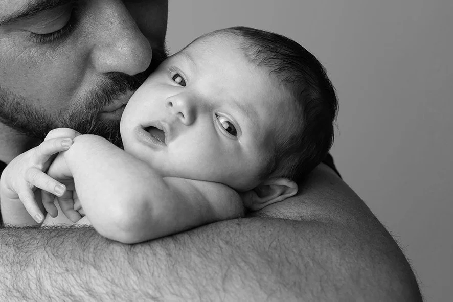 Photo de bébé en noir et blanc réalisée à Nantes