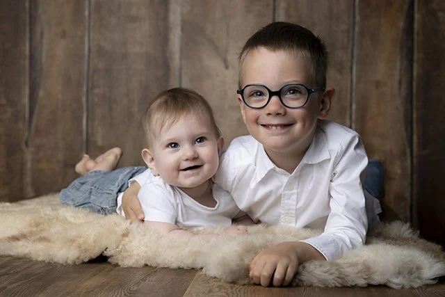 Immortalisez les premiers sourires et les expressions spontanées de votre enfant avec une séance photo près de Nantes et La Chapelle-sur-Erdre.