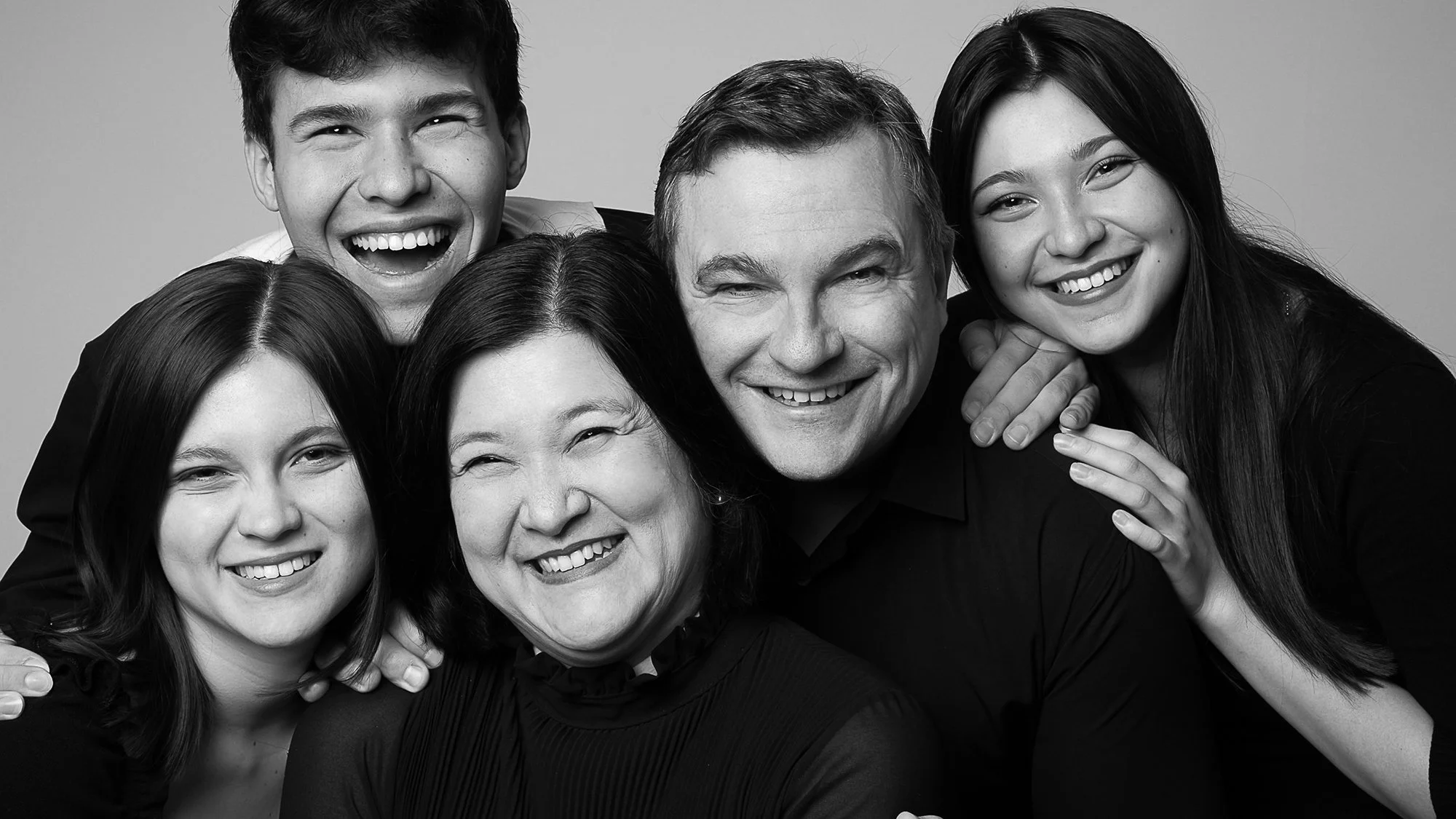 portrait joyeux d'une famille à Nantes prise par un photographe