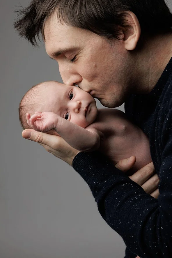 Séance photo bébé et papa  réalisée par une photographe à Treillieres près de Nantes 