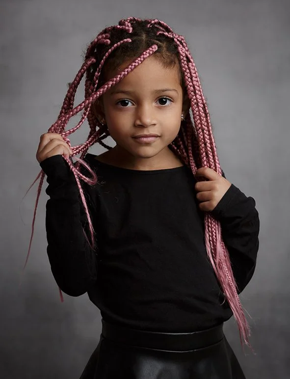 Portrait créatif d’enfant réalisé en studio à Treillières près de Nantes. Photographe spécialisée dans les portraits naturels et artistiques près de La Chapelle sur Erdre