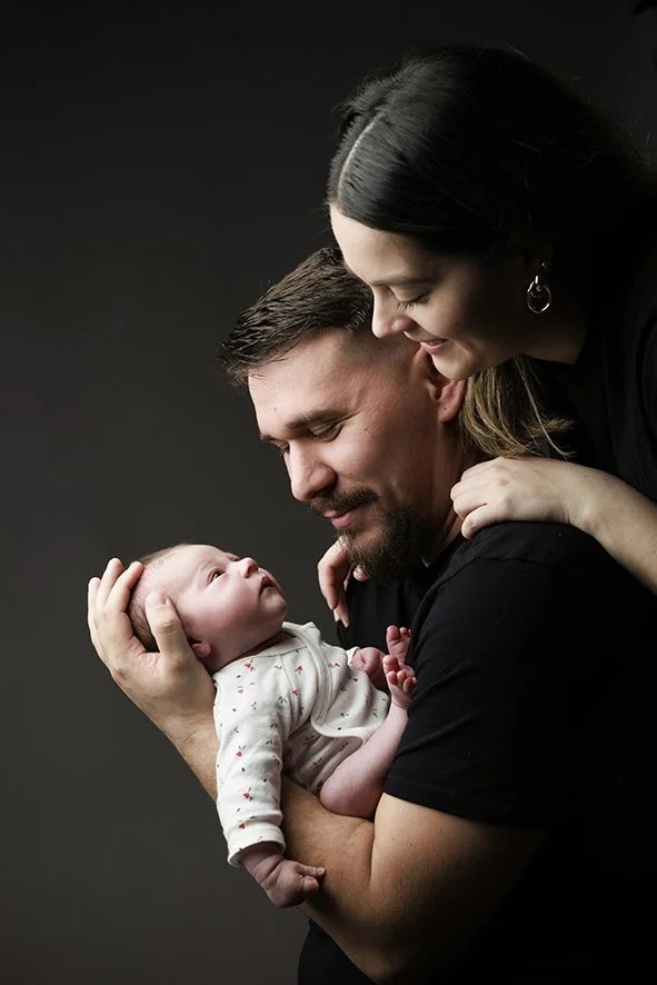 couple avec son bébé photographié dans un studio photo à Nantes