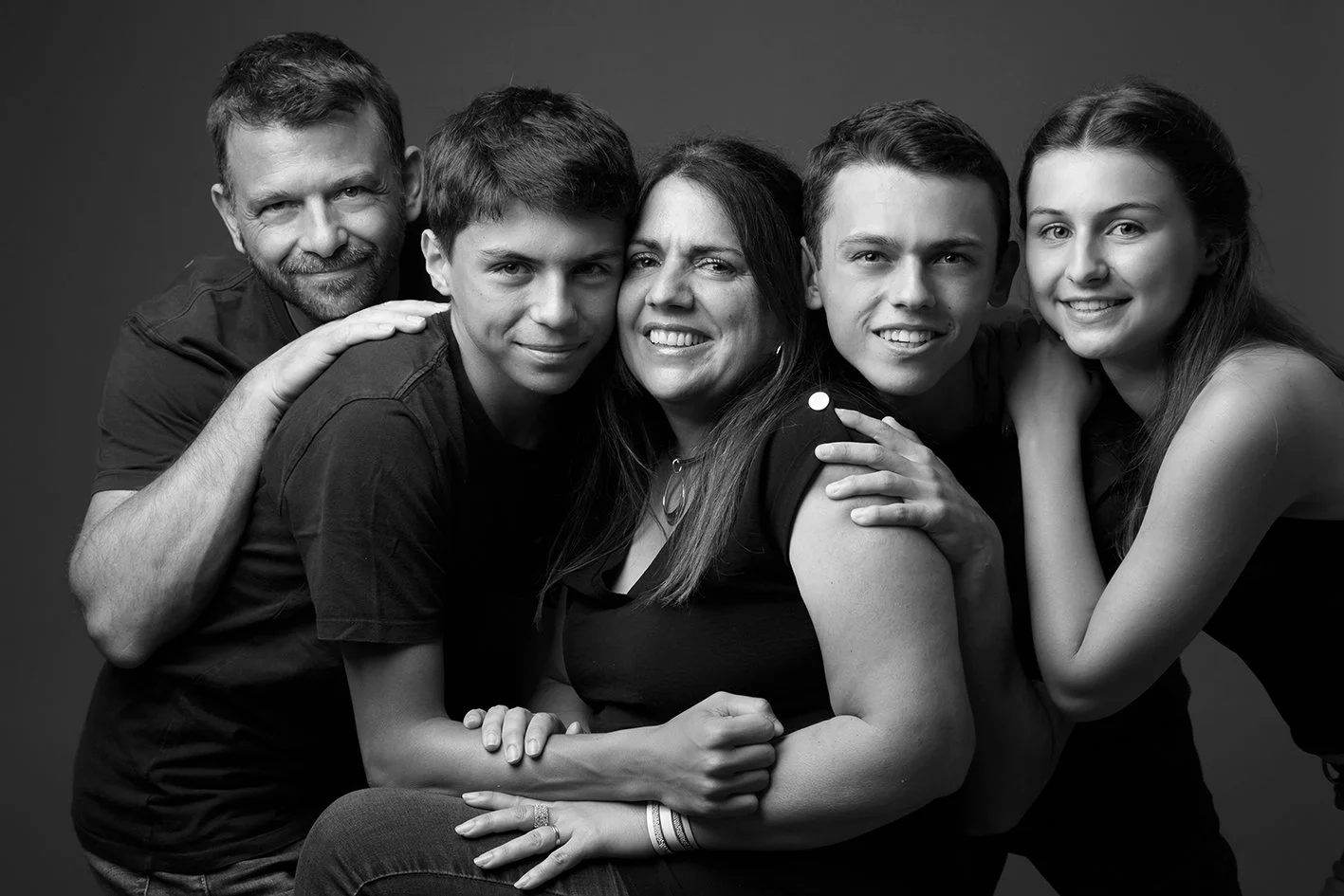 Joli portrait de famille noir et blanc réalisé dans un studio photo près de la Chapelle-sur-erdre