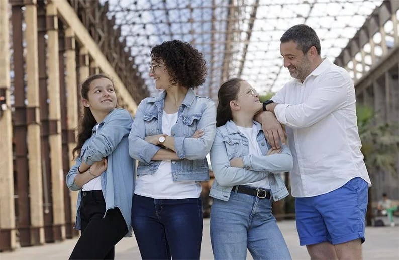 Portrait de famille  réalisé en exterieur à Nantes au Hangar à bananes par un photographe professionne