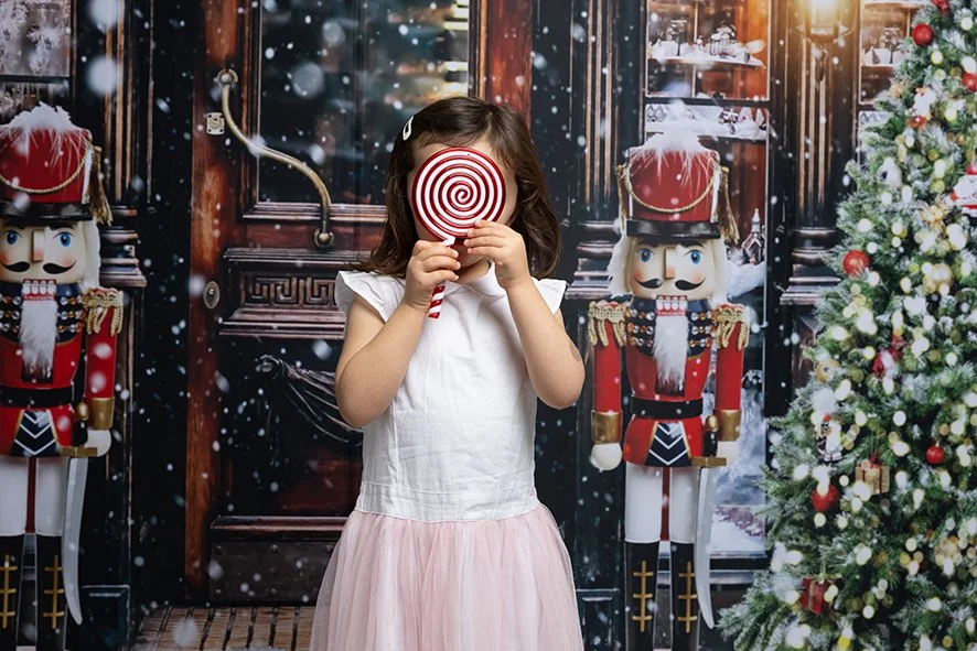Photographe bébé à Treillières près de Nantes, spécialisée dans les portraits naturels et lumineux. Cette mini-séance de Noël met en valeur les expressions spontanées et la tendresse des tout-petits.