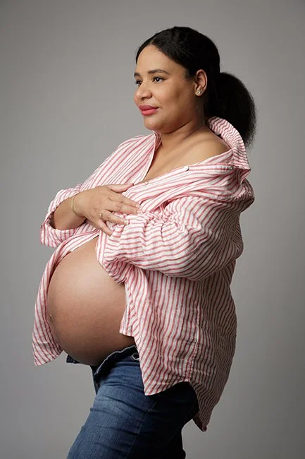 Portrait grossesse en studio réalisé par une photographe à Nantes