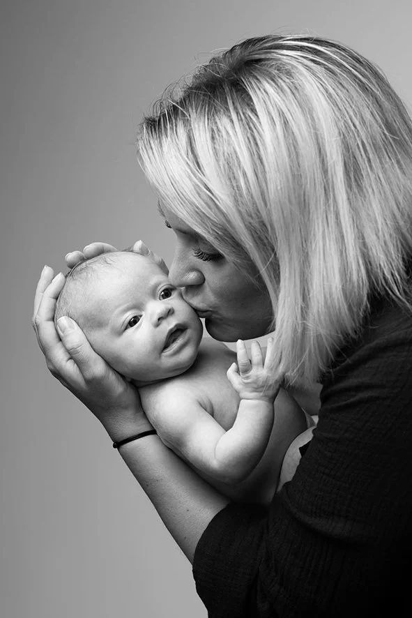 Photo de bébé en noir et blanc réalisée à Nantes