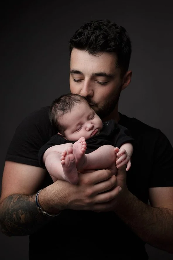 Séance photo bébé et papa  réalisée par une photographe à La Chapelle sur Erdre  près de Nantes 