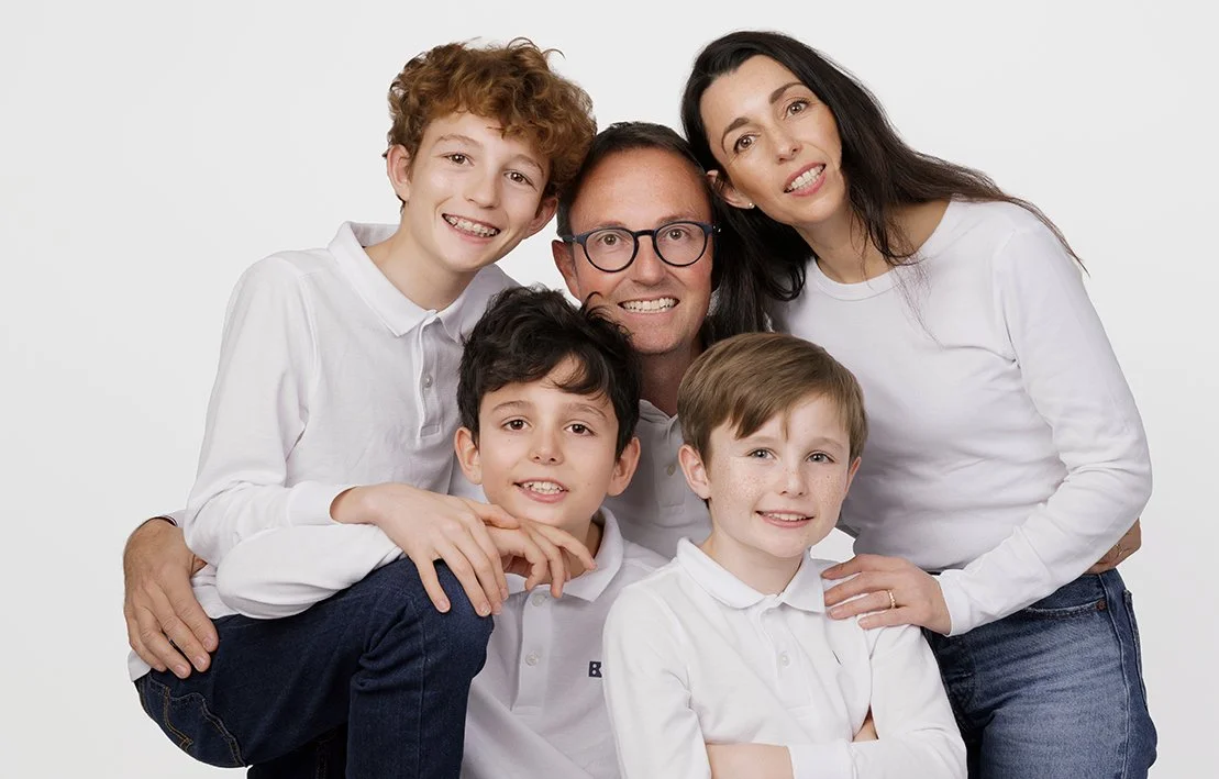 Portrait de famille chaleureux et spontané réalisé à La Chapelle-sur-Erdre près de Nantes. Séances photo naturelles pour créer des souvenirs authentiques.