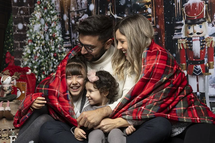 Mini-séance photo de Noël en famille réalisée dans mon studio photo à Treillières, près de Nantes, Sautron et La Chapelle-sur-Erdre. Des souvenirs chaleureux et naturels capturés dans une ambiance féérique pour petits et grands.