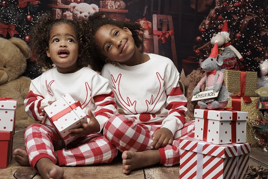 Portrait de famille réalisé lors d’une mini-séance photo de Noël à Treillières, près de Nantes. Une séance conviviale et naturelle dans un décor chaleureux pour créer des souvenirs intemporels.