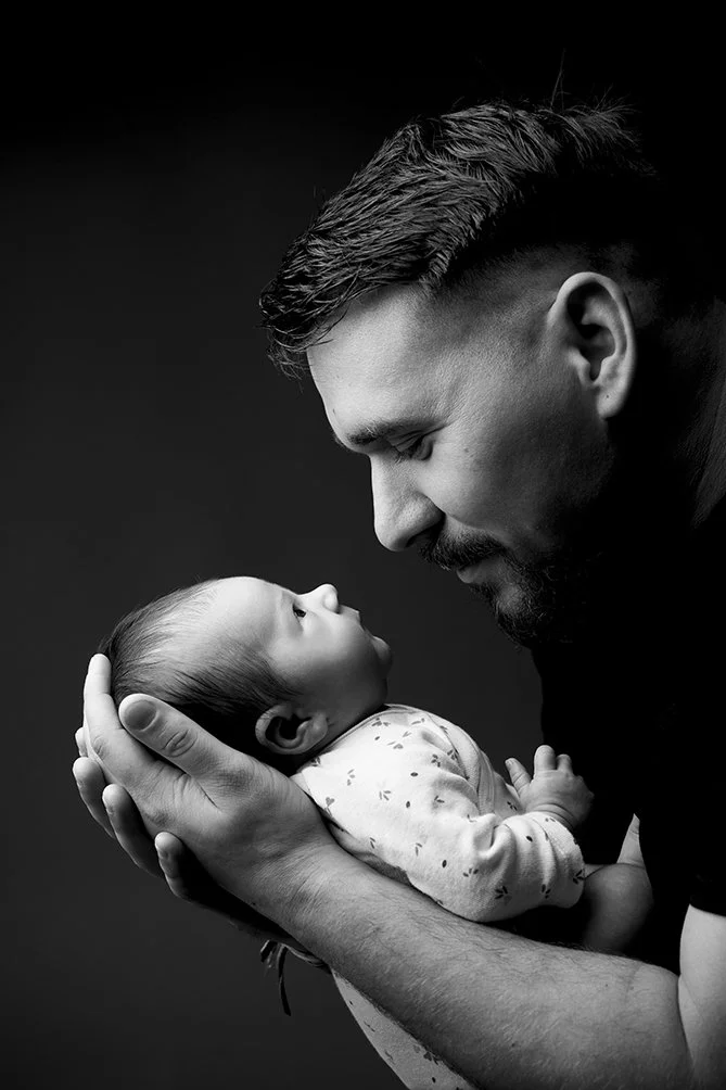 Séance photo papa et son bébé réalisé par une photographe à Nantes