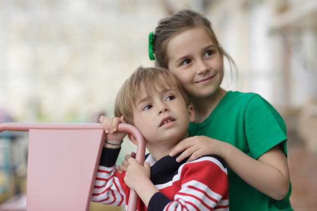 Portrait de famille  réalisé en exterieur à Sautron  près de Nantes par un photographe professionnel