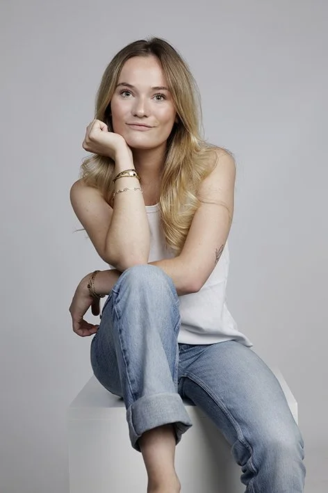 Jeune femme aux cheveux blonds, adolescente, posant dans un studio photo pour un book a Nantes