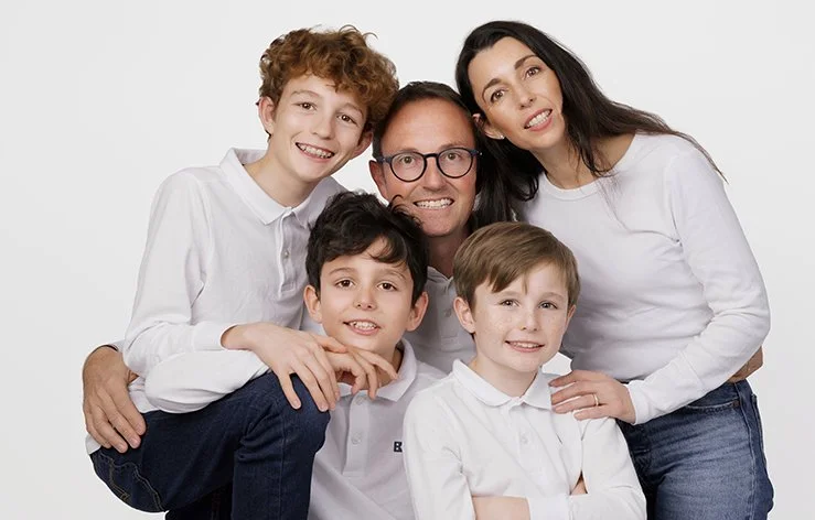 Une famille qui pose dans un studio photo spécialisé en portrait à chapelle sur Erdre