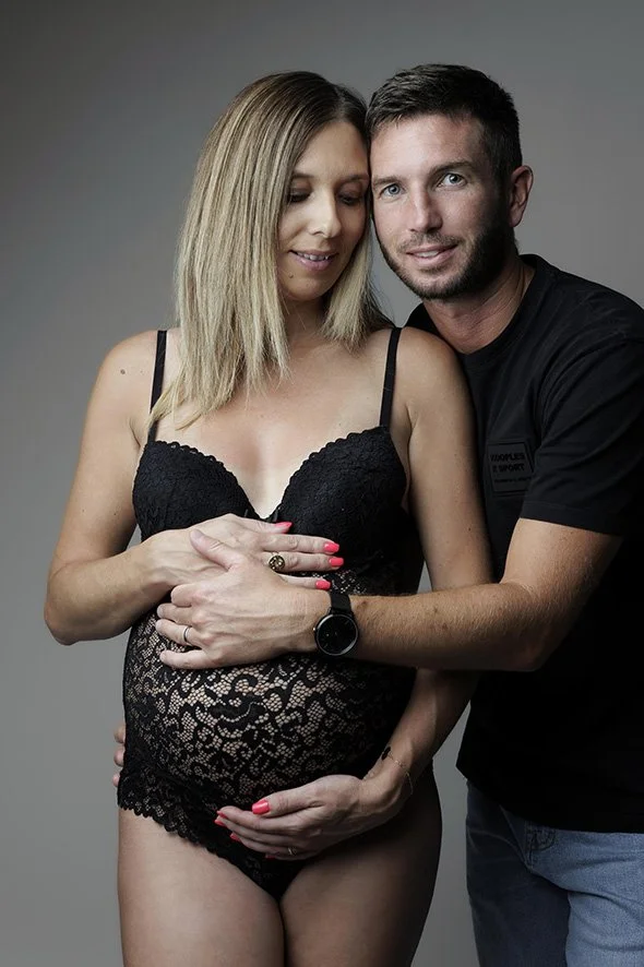 Séance photo grossesse en couple réalisée par une photographe à Nantes