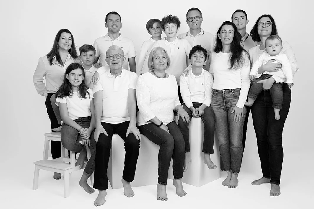Des portraits de famille authentiques et intemporels réalisés en studio à Treillières près de Nantes pour capturer la complicité entre générations.