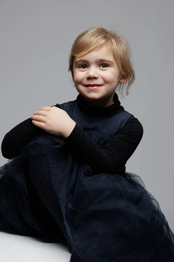 Gros plan portrait bébé réalisé en studio près de Nantes avec lumière naturelle et ambiance douce.