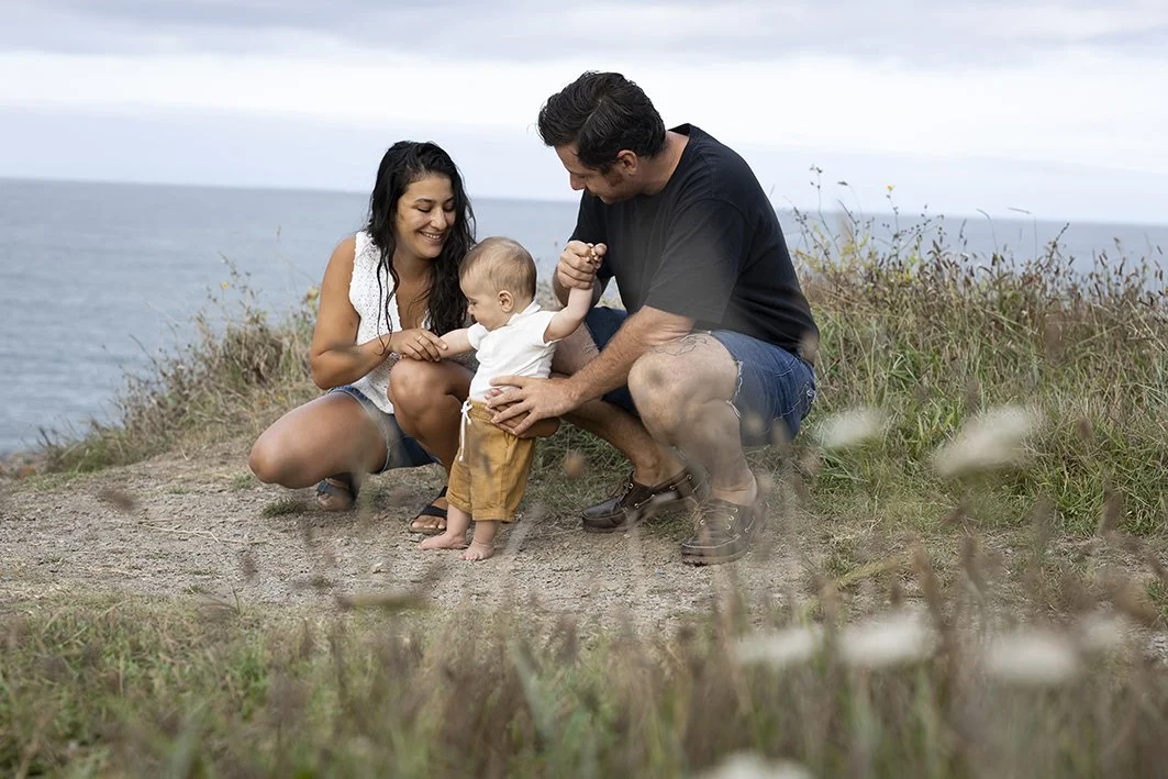 Séance lifestyle  famille réalisée en exterieur en bord de mer a côté de Nantes par un photographe professionnel