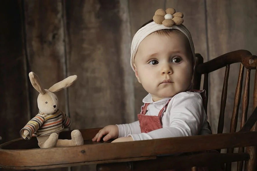 Portrait bébé intime et naturel réalisé en studio à Nantes et Treillières.