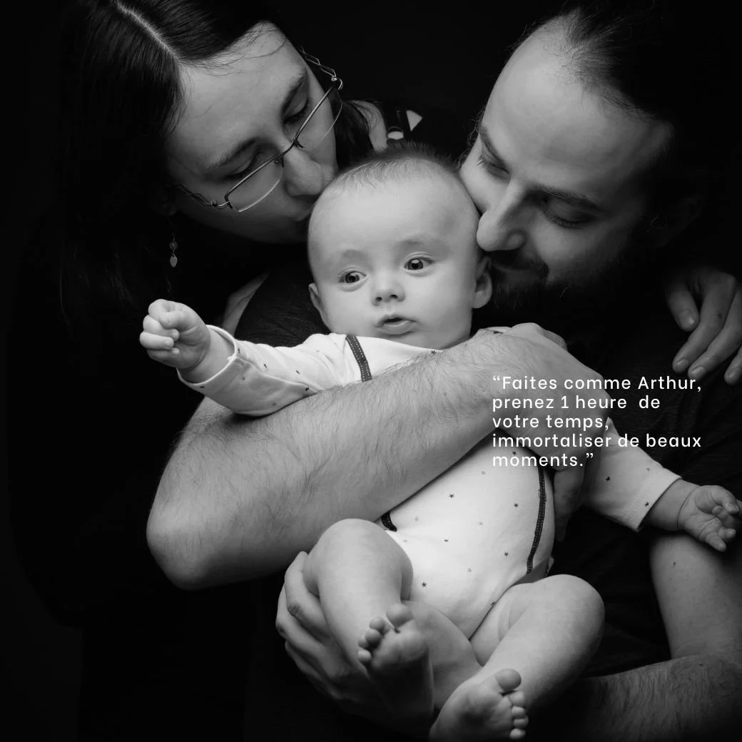 portrait de famille en nb avec un bébé réalisé dans un studio à nantes