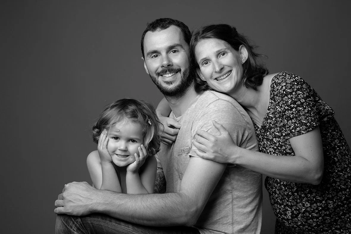 Séance famille nb réalisée en studio près de Nantes, Sautron et Treillières. Ambiance douce et lumineuse.