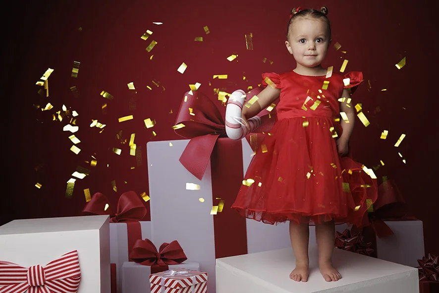Portrait enfant en studio photo à Treillières proche de Nantes et Sautron. Une mini-séance photo de Noël élégante et lumineuse pour immortaliser les plus beaux sourires des fêtes.