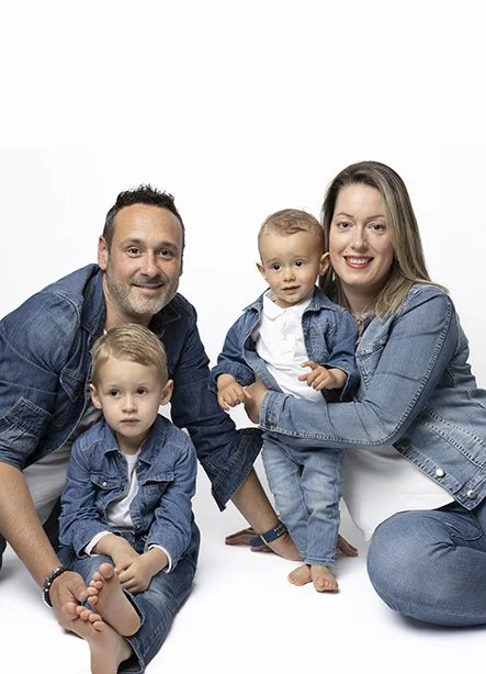 Famille avec deux adultes et deux enfants, tous en denim,  dans le studio d'un photographe à Nantes