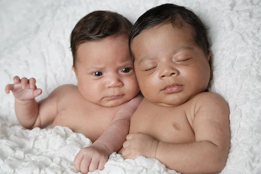 shooting photos bébé avec des jumeaux à Nantes 