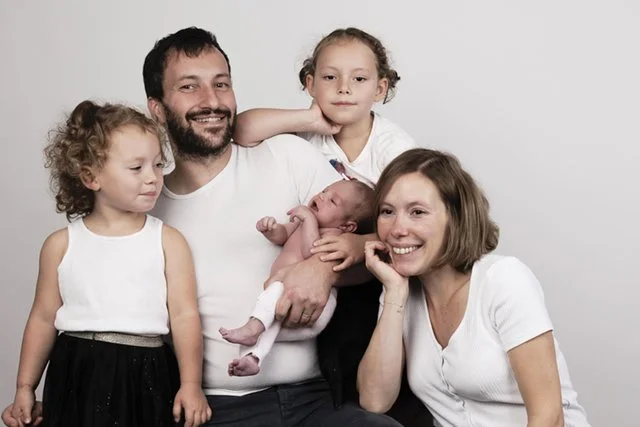 Séance famille avec bébé réalisée en studio ou en extérieur près de Nantes, Sautron et Treillières. Ambiance douce et lumineuse.