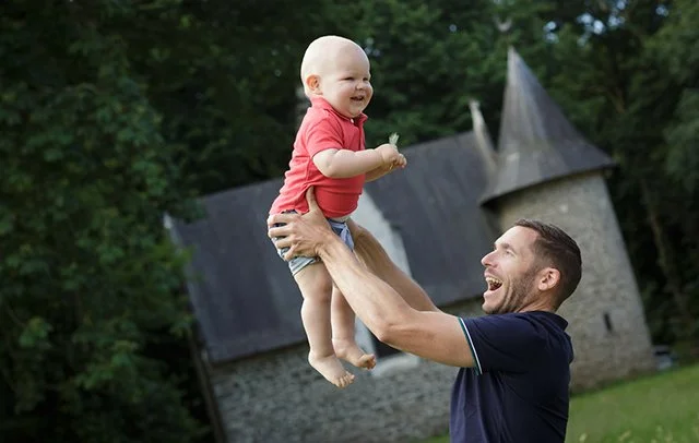 Portrait de famille  réalisé en exterieur à Sautron  près de Nantes par un photographe professionnel
