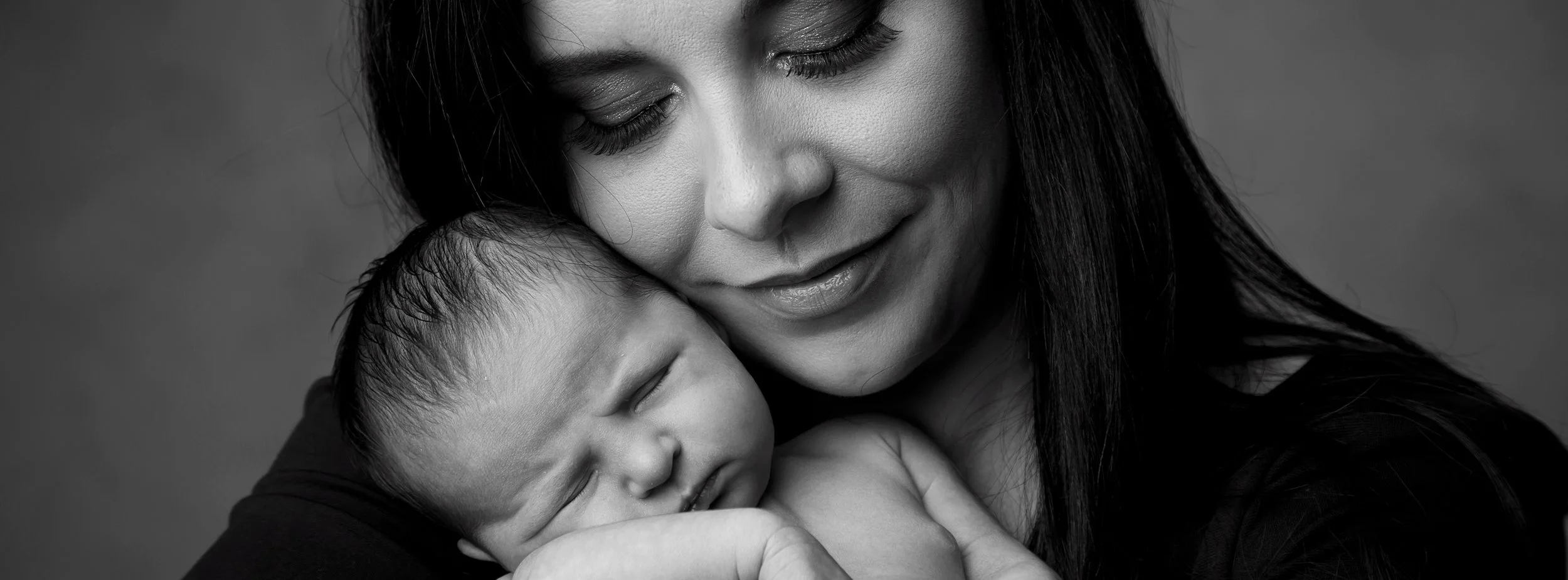 portrait noir et blanc d'une maman et son bébé dans un studio près de Nantes