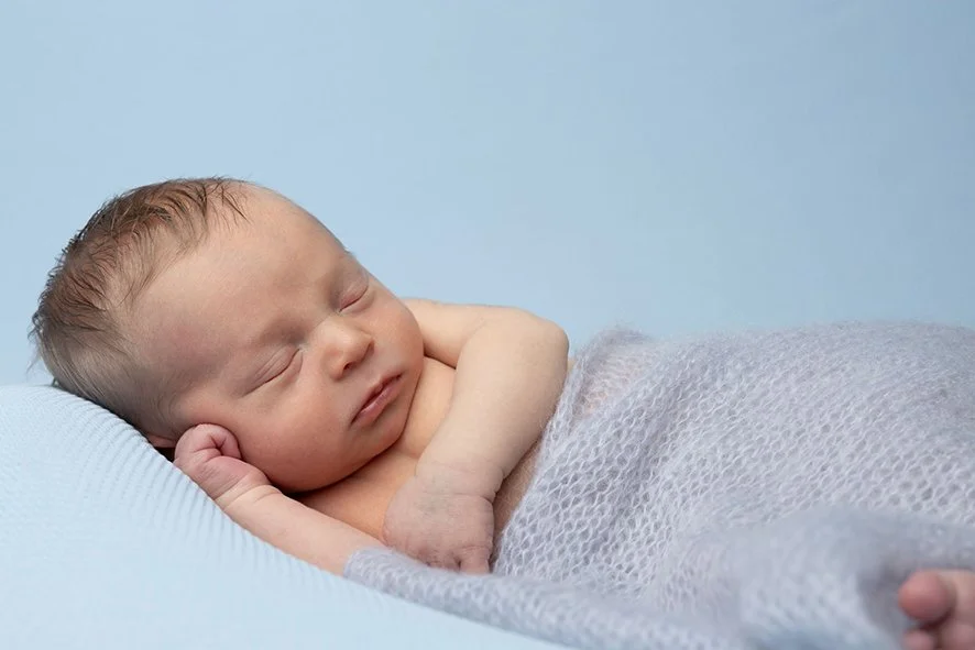 Portrait bébé en studio réalisé par une photographe à Nantes