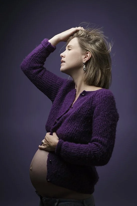 Portrait grossesse en studio réalisé par une photographe à Nantes