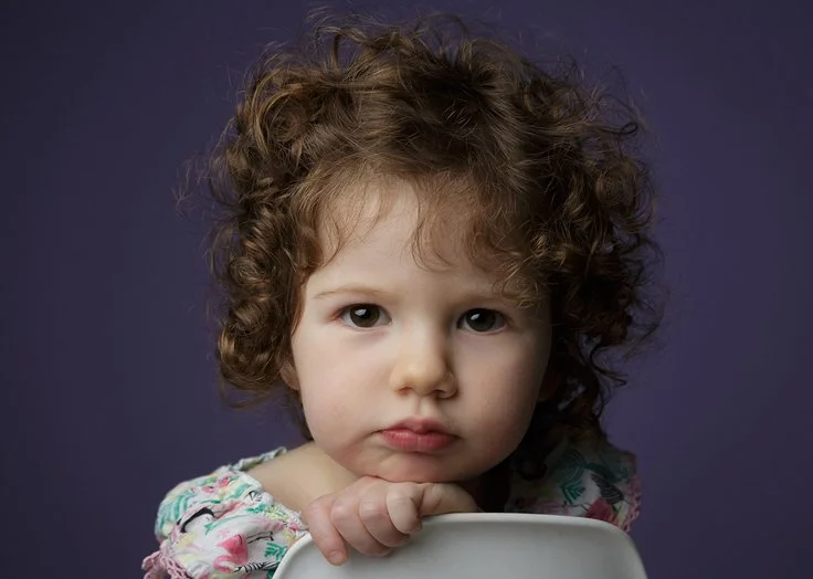 Séance portrait enfant réalisée en studio à Nantes avec lumière douce et ambiance intemporelle.