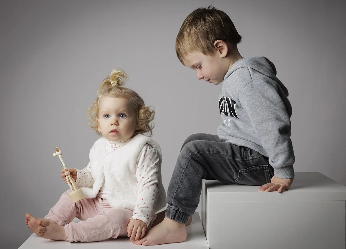 Frere et soeur photographiés dans un studio photo professionnel près de Nantes