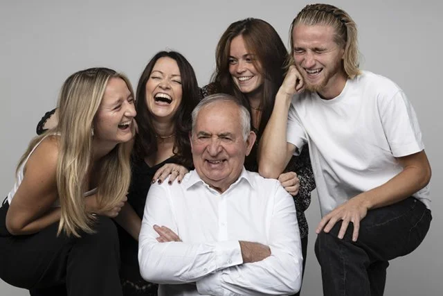 Des portraits de famille authentiques et intemporels réalisés en studio à Treillières près de Nantes pour capturer la complicité entre générations.