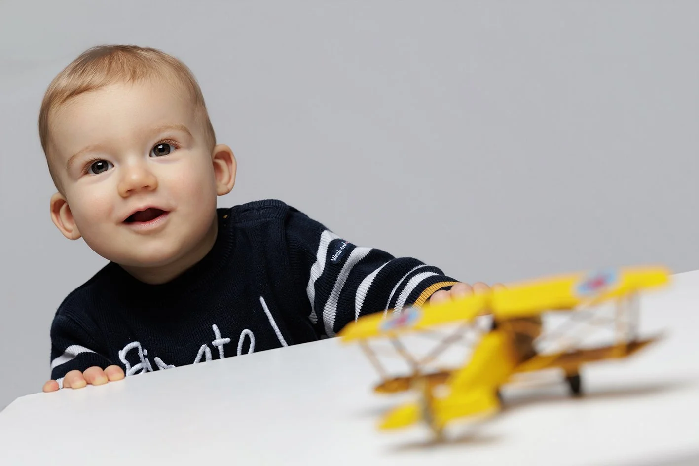 Portrait de bébé en studio réalisé près de Nantes. Séance photo enfant naturelle à Treillieres et La chapelle Sur Erdre